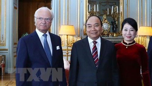 PM Pemerintah Vietnam, Nguyen Xuan Phuc melakukan pertemuan dengan Raja Swedia, Carl XVI Gustav - ảnh 1