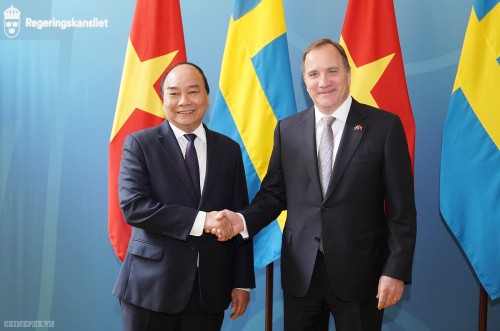 PM Nguyen Xuan Phuc melakukan pembicaraan dengan PM Swedia - ảnh 1