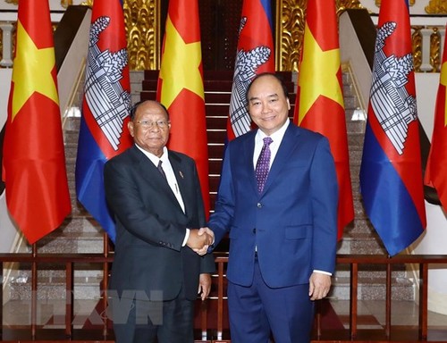 PM Vietnam, Nguyen Xuan Phuc menerima Ketua Parlemen Kamboja, Samdech Heng Samrin - ảnh 1
