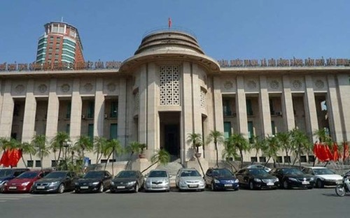 Bank Negara Vietnam terus menyelenggarakan kebijakan moneter untuk mengontrol inflasi dan menstabilan ekonomi makro - ảnh 1