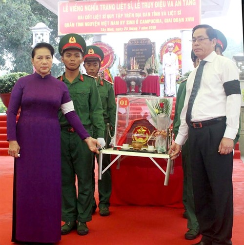 Ketua MN Nguyen Thi Kim Ngan menghadiri upacara belasungkawa dan upacara pemakaman tulang belulang martir di Provinsi Tay Ninh - ảnh 1