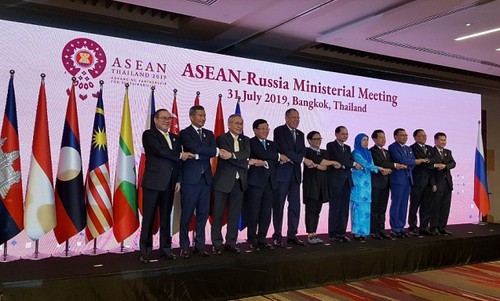 Deputi PM, Menlu Pham Binh Minh menghadiri Konferensi Menlu ASEAN dengan para mitra - ảnh 1