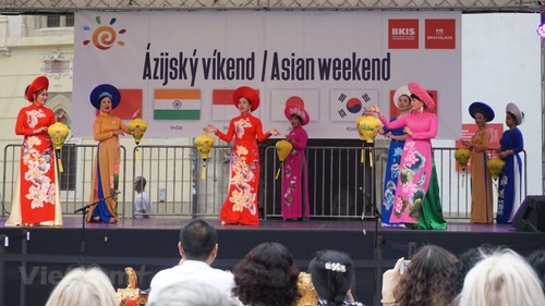 Kental dengan kebudayaan Vietnam dalam pesta “ASIAN WEEKEND 2019” di Slovakia - ảnh 1