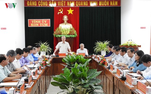 Anggota Harian Sekretariat  KS PKV Tran Quoc Vuong melakukan temu kerja  dengan pimpinan  Komite Partai Provinsi Kon Tum - ảnh 1