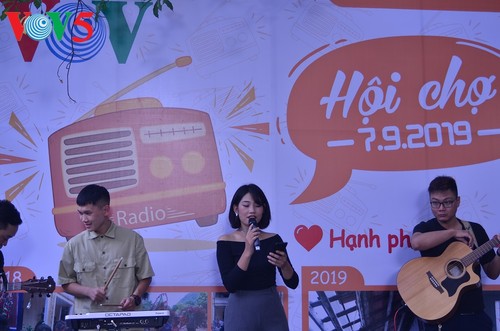 Pekan Raya VOV yang menggembirakan untuk menyambut ultah ke-74  Berdirinya Radio Suara  Vietnam   - ảnh 15