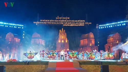 PM Nguyen Xuan Phuc menghadiri Upacara peringatan HUT ke-20 Kota kuno Hoi An dan Zona Kuil Menara My Son mendapat pengakuan UNESCO sebagai Pusaka Budaya Dunia - ảnh 1