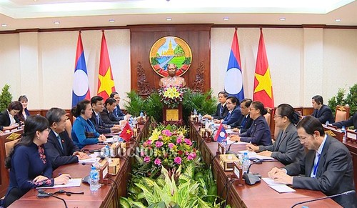 Ketua MN Nguyen Thi Kim Ngan melakukan pembicaraan dengan Ketua Parlemen Laos, Pany Yathotou - ảnh 1