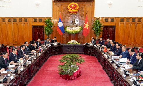 PM Republik Demokrasi Rakyat Laos mengakhiri kunjungan resmi di Vietnam - ảnh 1