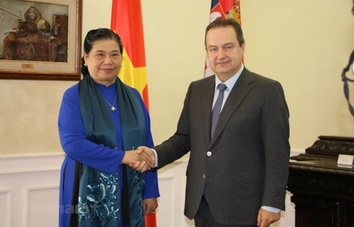 Wakil Harian Ketua MN Tong Thi Phong melakukan pertemuan dengan Deputi Pertama PM Serbia dan menghadiri acara penutupan Majelis Umum IPU-141 - ảnh 1