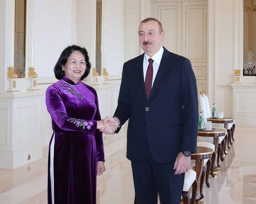 Wapres Dang Thi Ngoc Thinh melakukan pertemuan dengan Presiden Azerbaijan, Ilham Aliyev - ảnh 1