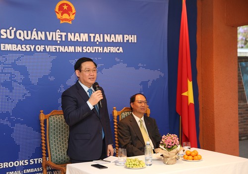 Deputi PM Vuong Dinh Hue Melakukan Kunjungan di Kedutaan Besar Vietnam di Afrika Selatan - ảnh 1