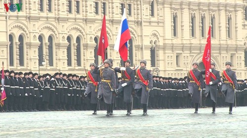 Rusia dengan khidmat memperingati ultah ke-78 parade militer legendaris tahun 1941 - ảnh 1