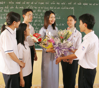 Memperkenalkan sepintas lintas tentang kegiatan-kegiatan menyambut Hari Guru Vietnam (20/11) - ảnh 1