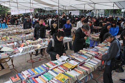 Memperkenalkan Sepintas Lintas tentang Pasar Buku Bekas di Kota Hanoi - ảnh 1