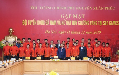 PM Nguyen Xuan Phuc Melakukan Pertemuan dengan Dua Tim Sepak Bola Putra dan Putri Vietnam   - ảnh 1