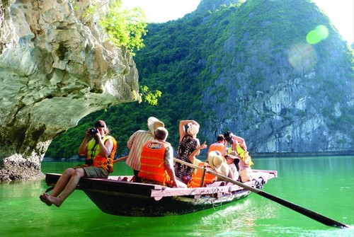 Provinsi Quang Ninh menyambut kedatangan 14 juta kedatangan wisatawan pada tahun 2019 - ảnh 1