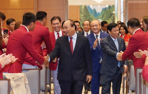 PM Vietnam, Nguyen Xuan Phuc Bertemu Dengan Kontingen Olahraga Vietnam yang Mencapai Prestasi Tinggi di Sea Games 30 - ảnh 1