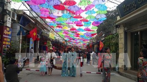 Kota Hanoi mengembangkan produk dari desa karrajinan tradisional demi kebutuhan para wisatawan - ảnh 1