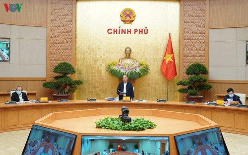 Badan Harian Pemerintah Vietnam melakukan sidang untuk membahas solusi menghadapi wabah Covid-19 - ảnh 1