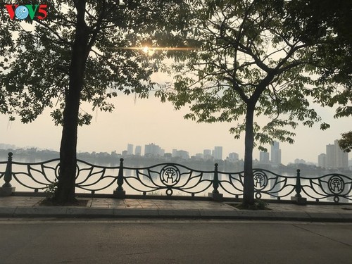 Pemandangan Kota Hanoi yang tenteram sentosa pada pembatasan sosial - ảnh 6
