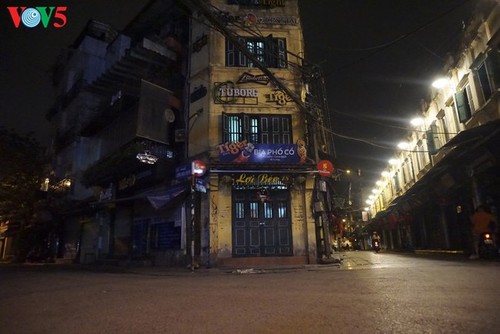 Pemandangan Kota Hanoi yang tenteram sentosa pada pembatasan sosial - ảnh 8