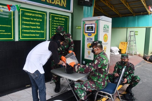Sorotan dekat terhadap semua “ATM Beras Si Komandan” untuk membantu orang-orang miskin yang terkena dampak  Covid-19 di Indonesia - ảnh 1