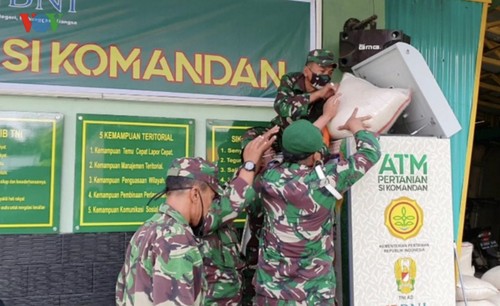 Sorotan dekat terhadap semua “ATM Beras Si Komandan” untuk membantu orang-orang miskin yang terkena dampak  Covid-19 di Indonesia - ảnh 2