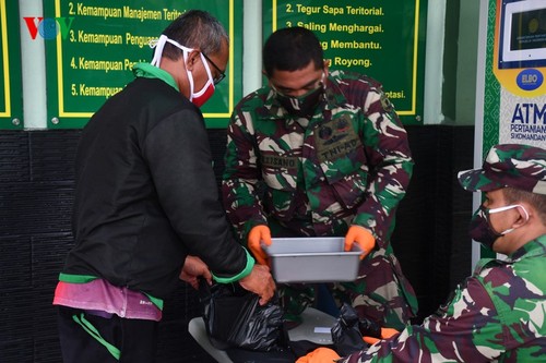 Sorotan dekat terhadap semua “ATM Beras Si Komandan” untuk membantu orang-orang miskin yang terkena dampak  Covid-19 di Indonesia - ảnh 3