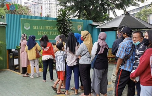 Sorotan dekat terhadap semua “ATM Beras Si Komandan” untuk membantu orang-orang miskin yang terkena dampak  Covid-19 di Indonesia - ảnh 5