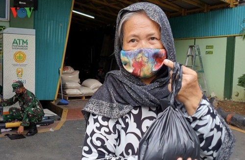 Sorotan dekat terhadap semua “ATM Beras Si Komandan” untuk membantu orang-orang miskin yang terkena dampak  Covid-19 di Indonesia - ảnh 6