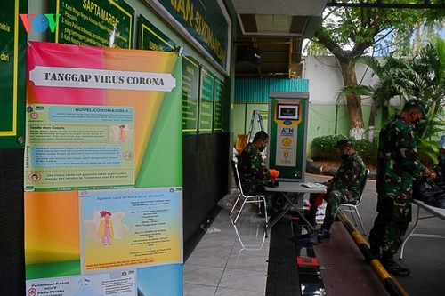 Sorotan dekat terhadap semua “ATM Beras Si Komandan” untuk membantu orang-orang miskin yang terkena dampak  Covid-19 di Indonesia - ảnh 8