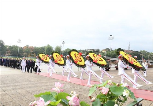 Pimpinan Partai dan Negara Vietnam mengunjungi Mousoleum untuk berziarah kepada Presiden Ho Chi Minh - ảnh 1