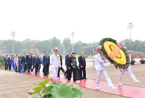 Delegasi para pemimpin Partai, Negara, Pengerus Besar Front Tanah Air Vietnam dan para anggota MN mengunjungi Mousoleum untuk berziarah kepada Presiden Ho Chi Minh - ảnh 1