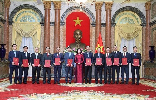  Wakil Presiden Vietnam, Dang Thi Ngoc Thinh menyerahkan keputusan pengangkatan 12 dubes untuk masa bakti 2020-2030 - ảnh 1