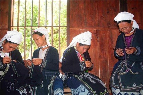 Memperkenalkan sepintas-lintas tentang produk bordir kain ikat dari kaum perempuan etnis minoritas Dao Tien  - ảnh 1