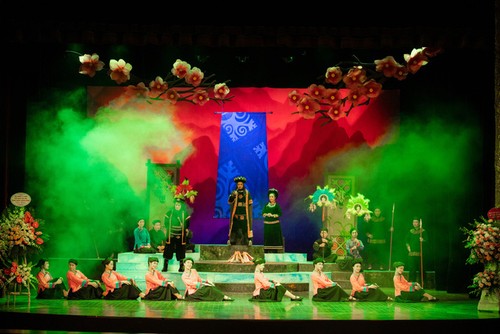 Pertunjukan lakon opera Cai Luong yang khas dengan tema: “Kisah Cinta Khau Vai” - ảnh 1