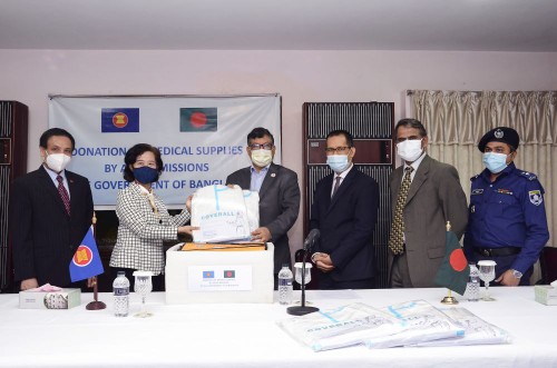 Komite ASEAN di Dhaka menyerahkan peralatan medis bagi Bangladesh - ảnh 1