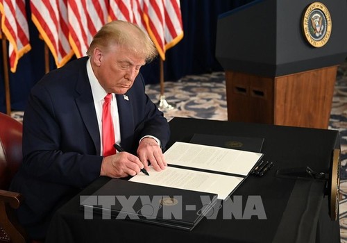 Presiden D.Trump menandatangani dekrit memperluas paket bantuan pengangguran - ảnh 1