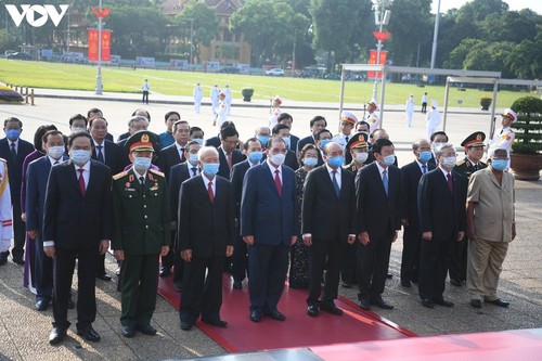 Pimpinan Partai dan Negara mengunjungi Mousoleum untuk berziarah kepada Presiden Ho Chi Minh sehubungan dengan peringatan ultah ke-75 Hari Nasional 2/9 - ảnh 1