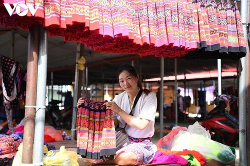 Warna Kain Ikat di Pasar Pa Co - ảnh 18