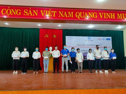 Kota Da Nang memberikan beasiswa kepada para mahasiswa miskin - ảnh 1