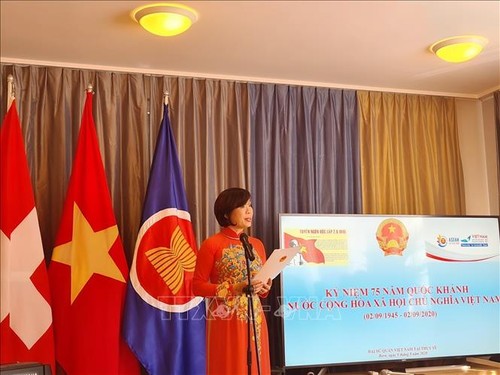 Badan Perwakilan Diplomatik Vietnam di Jeneva Bertemu dengan Perantau Vietnam Sehubungan dengan Peringatan Ultah ke-75 Hari Nasional Vietnam - ảnh 1