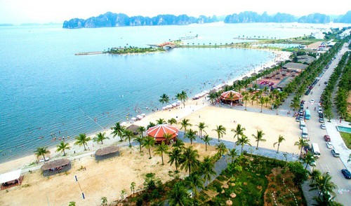 Menikmati Pengalaman yang Menarik di Teluk Ha Long - ảnh 1