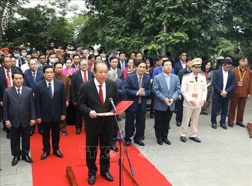 Delegasi Peserta Kongres Nasional Etnis-Etnis Minoritas Membakar Hio untuk Mengenangkan Para Raja Hung dan Berziarah kepada Presiden Ho Chi Minh - ảnh 1