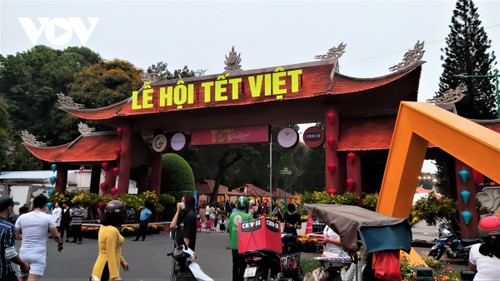 Kembangkan Nilai-Nilai Budaya Tradisional di Festival Hari Raya Tet Vietnam Tahun 2021 - ảnh 1