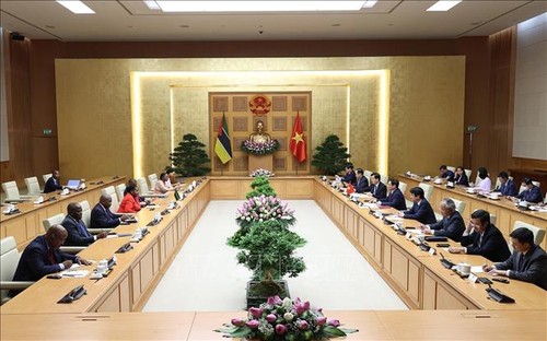 PM Pemerintah Pham Minh Chinh Lakukan Pertemuan dengan Ketua Parlemen Mozambik, Esperana Bias - ảnh 1