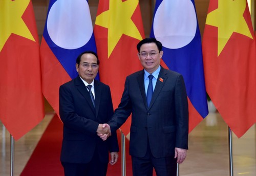 Ketua MN Vuong Dinh Hue Terima Wapres Laos - ảnh 1