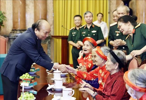 Presiden Bertemu dengan Delegasi Ibu Vietnam Heroik dan Sanak Keluarga Para Martir - ảnh 1
