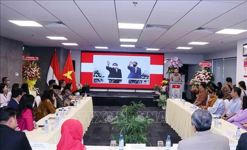Pertemuan Sehubungan dengan HUT ke-77 Hari Nasional Republik Indonesia - ảnh 1