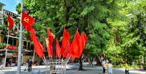 Kota Hanoi Penuh Dengan Bendera dan Bunga Untuk Merayakan Hari Nasional 2 September       - ảnh 14